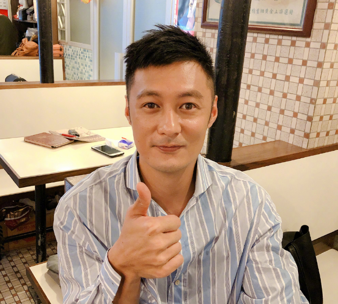 余文乐不顾时差带儿子买早餐父爱浓,一岁多余初见自己提早餐超棒