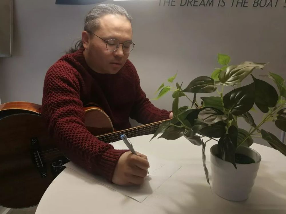 潮州阿舍在创作《口罩超人》