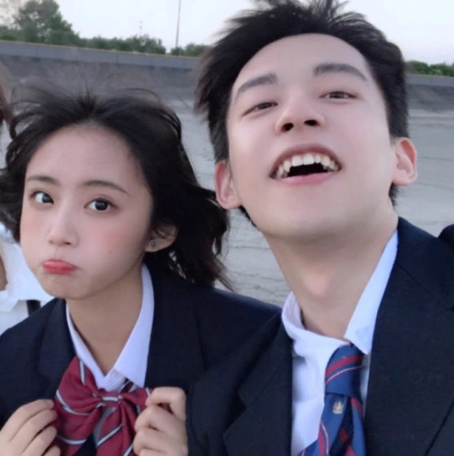 甜甜的情侣头像:我喜欢满天繁星,更喜欢你的眼睛!