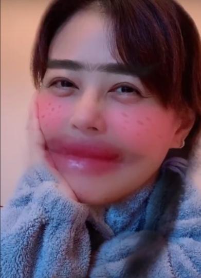 54岁周海媚晒近况,皮肤细嫩桃花眼迷人,扮"如花"粗眉香肠嘴