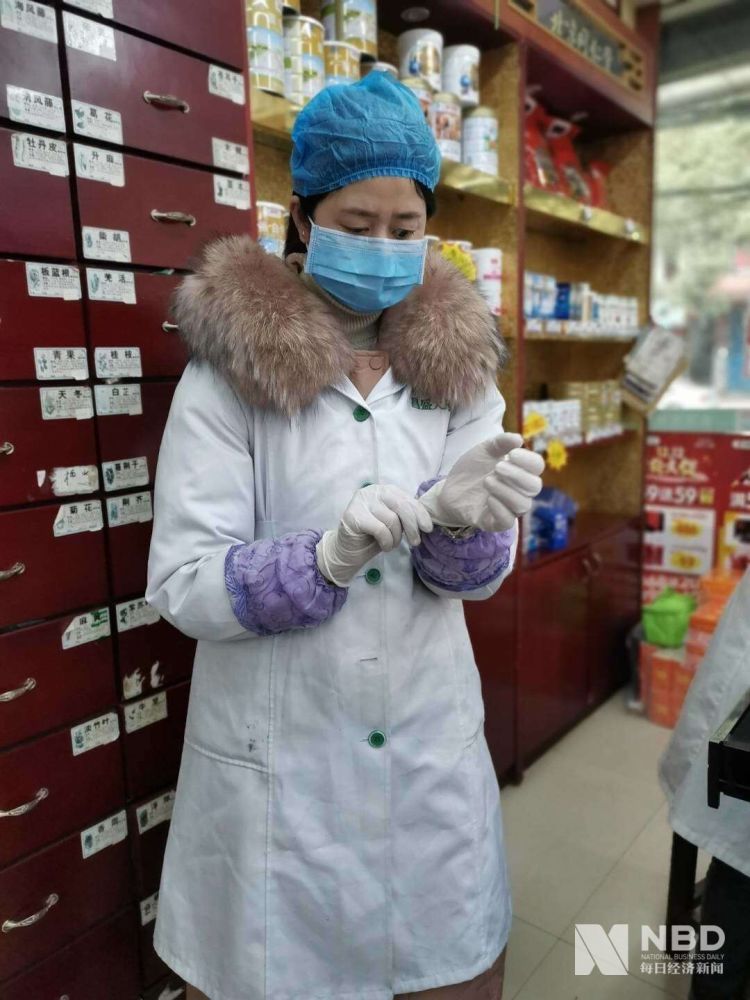 疫情下的口罩市场预约4天逛10家药店买不到一个口罩地下市场仍有流通