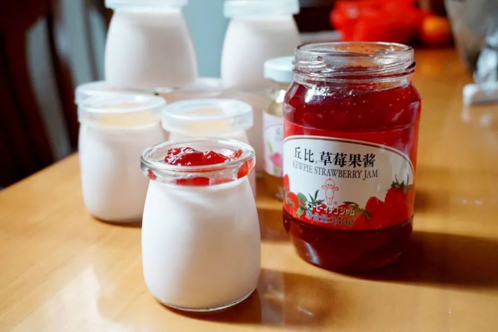 布丁上面可以根据个人喜好添加不同口味的果酱,这次买到的白桃味果酱