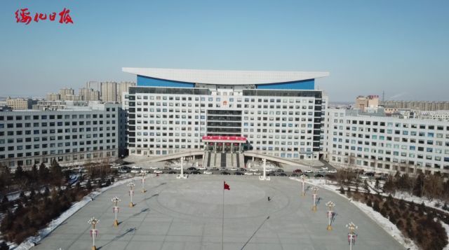 一个来自南方的不速之客 闯进绥化这座北方城市 扰乱了人们平静的生活