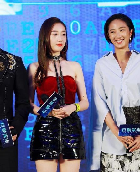 难怪女星不敢和蒋梦婕同框,她黑夜里白到发光,比黑人牙齿还夸张