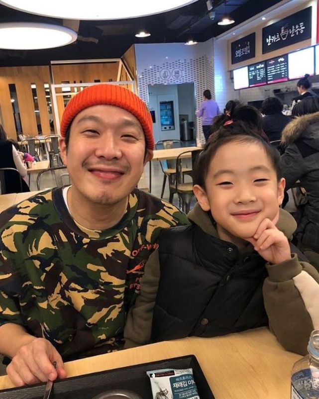 《rm》haha晒父子同框照 6岁儿子样貌神复制老爸