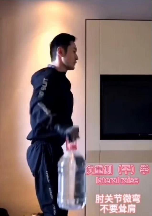 赵薇|赵薇黄晓明时隔半年再同框，44岁赵薇瘦身成功却比老同学显老气