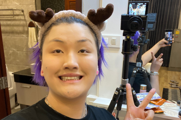 赤木刚宪晒搞怪图,后方的小哥哥眼神超嫌弃,仔细一看这不韩美娟吗