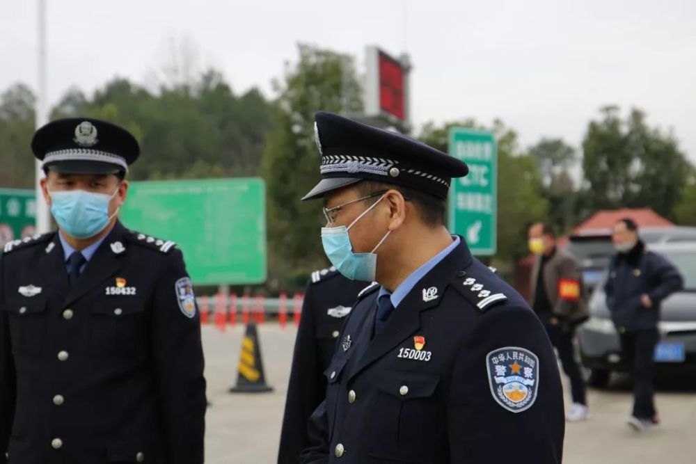 暖警心,杨君毅同志到临武县公安局进行战时送奖慰问