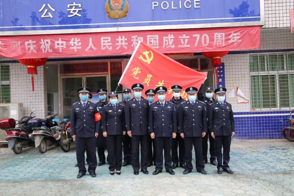 暖警心,杨君毅同志到临武县公安局进行战时送奖慰问