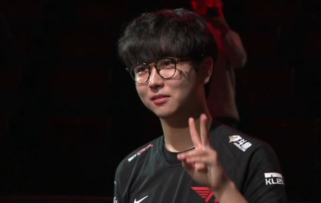 首先是t1与dwg的上单,t1的上单选手roach更加偏向于"工具人"的角色