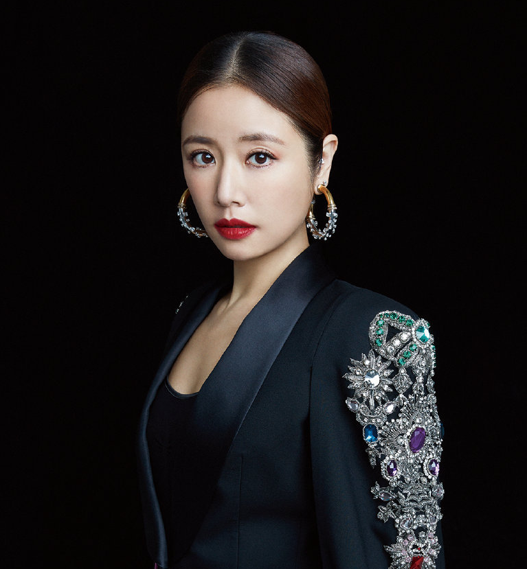 林心如登时尚杂志封面,紫薇格格变身黑美人,御姐范十足