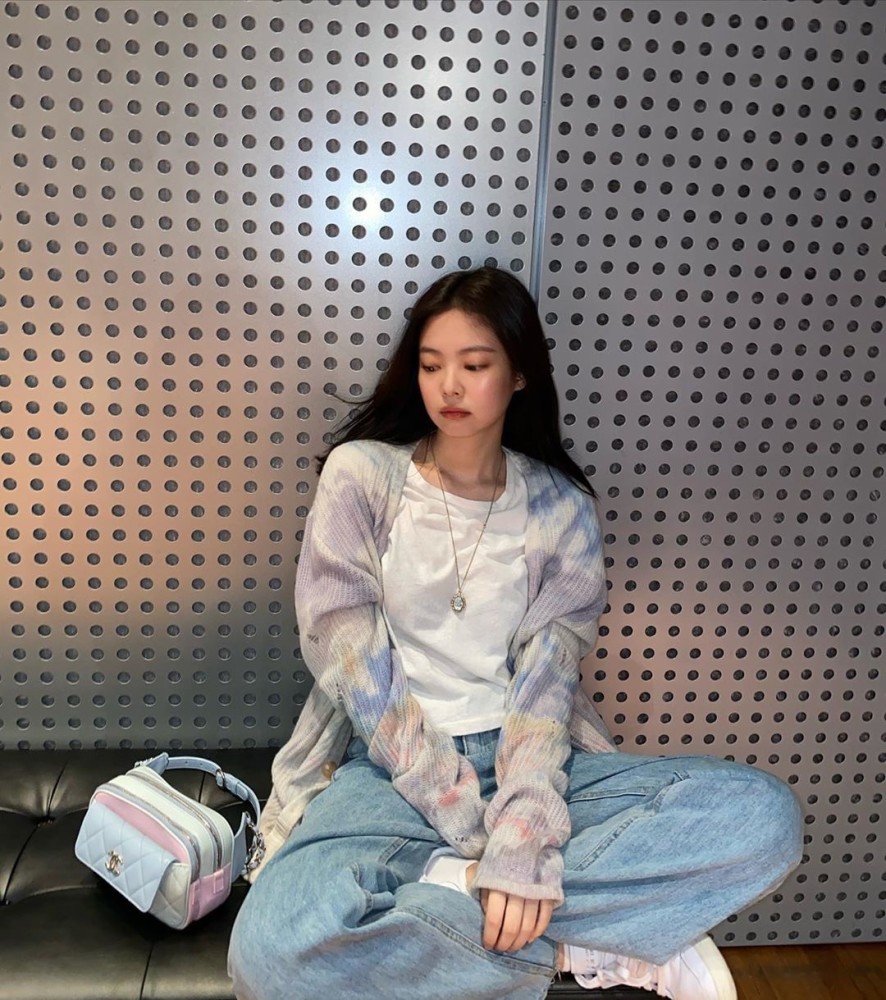 jennie金智妮私服更新穿冰激凌色针织衫清新软糯少女感十足