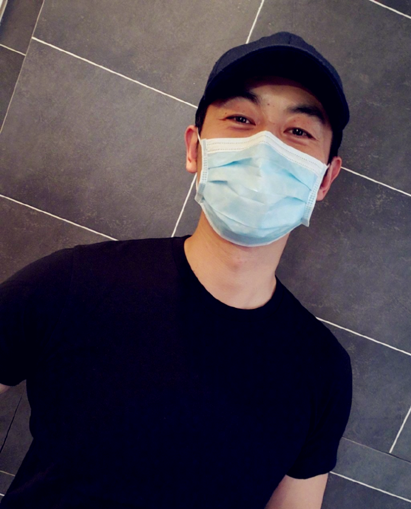 朱亚文宅家带娃放飞自我,二胎女儿短发抢镜像个假小子