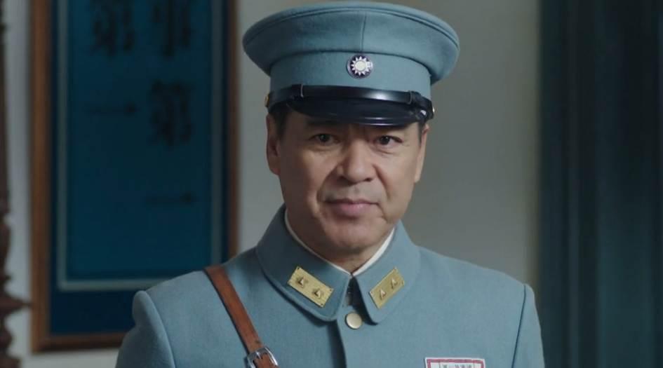 吴奇伟一手拿酒壶,一手拿鸡腿,对警卫员大喝:散开射击_腾讯新闻