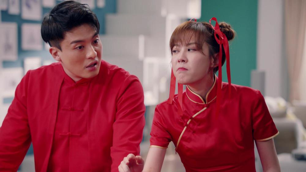 《爱情公寓5》第29集有个名场面,三位主角接连笑场