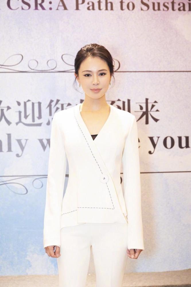 40岁关悦不显老扎丸子头搭配白色西服套装高贵时髦东方女性美