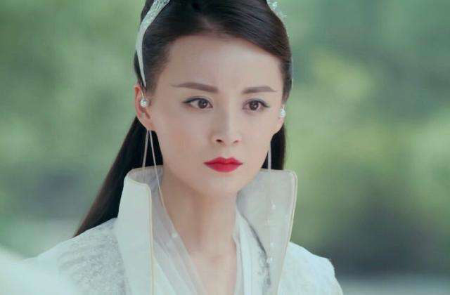 邀月宫主是移花宫的老大,武林至尊,又是绝色大美女,性格高傲,冷酷无情