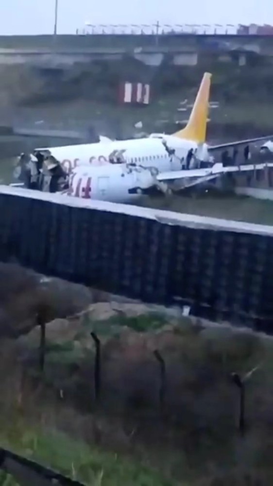 客机冲出伊斯坦布尔机场跑道 机身瞬间断成两截(视频)