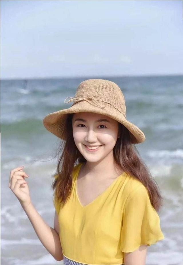 点读机女孩高君雨近照曝光身穿有年味的红色上衣显气色