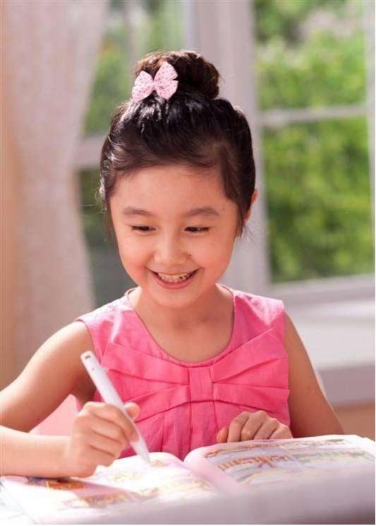 点读机女孩高君雨近照曝光身穿有年味的红色上衣显气色