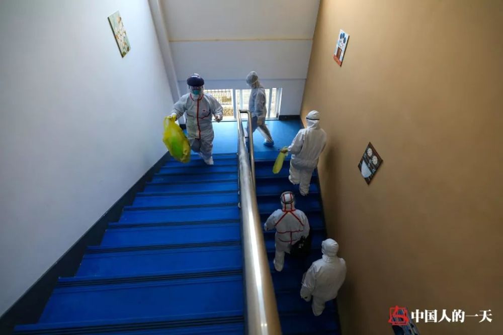 探访武汉集中隔离点下水道灌药酒精喷脸消毒