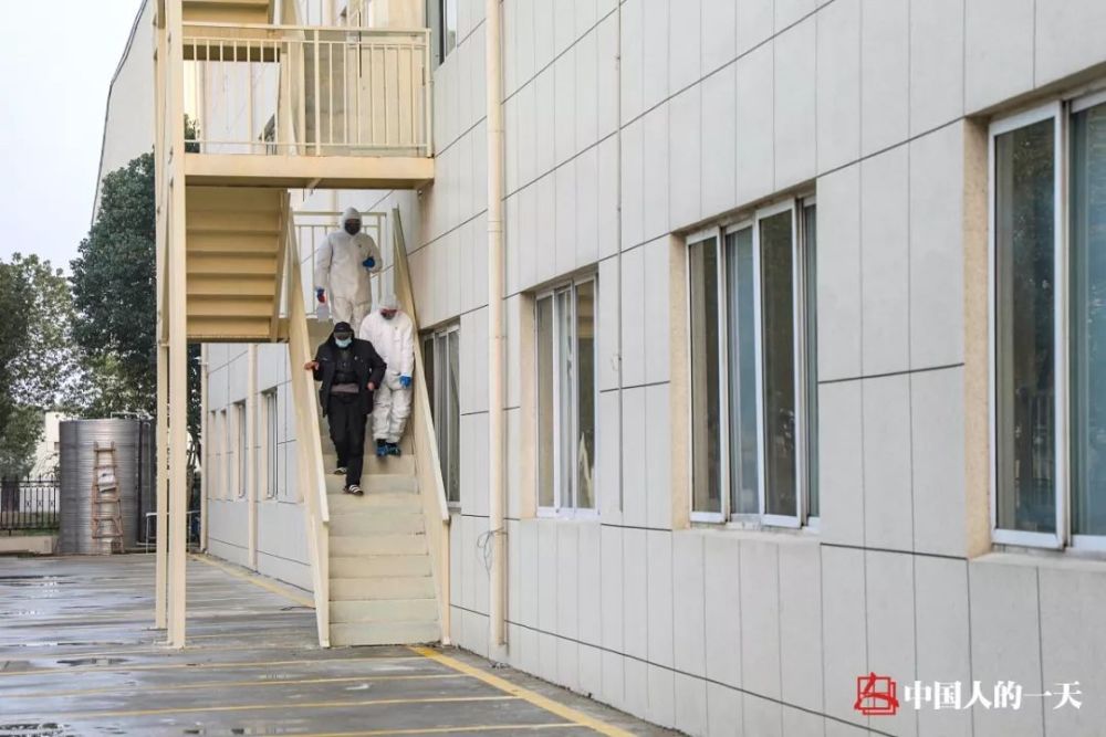 探访武汉集中隔离点下水道灌药酒精喷脸消毒