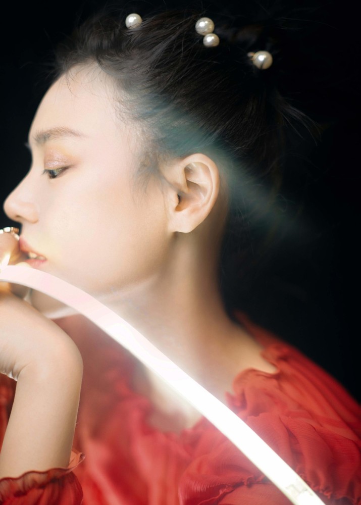 马思纯红色长裙时尚搭配满脸笑容俏皮可爱