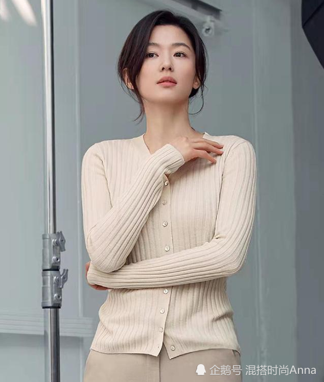 全智贤气质好,把黑裙穿成时尚教科书,不愧是男