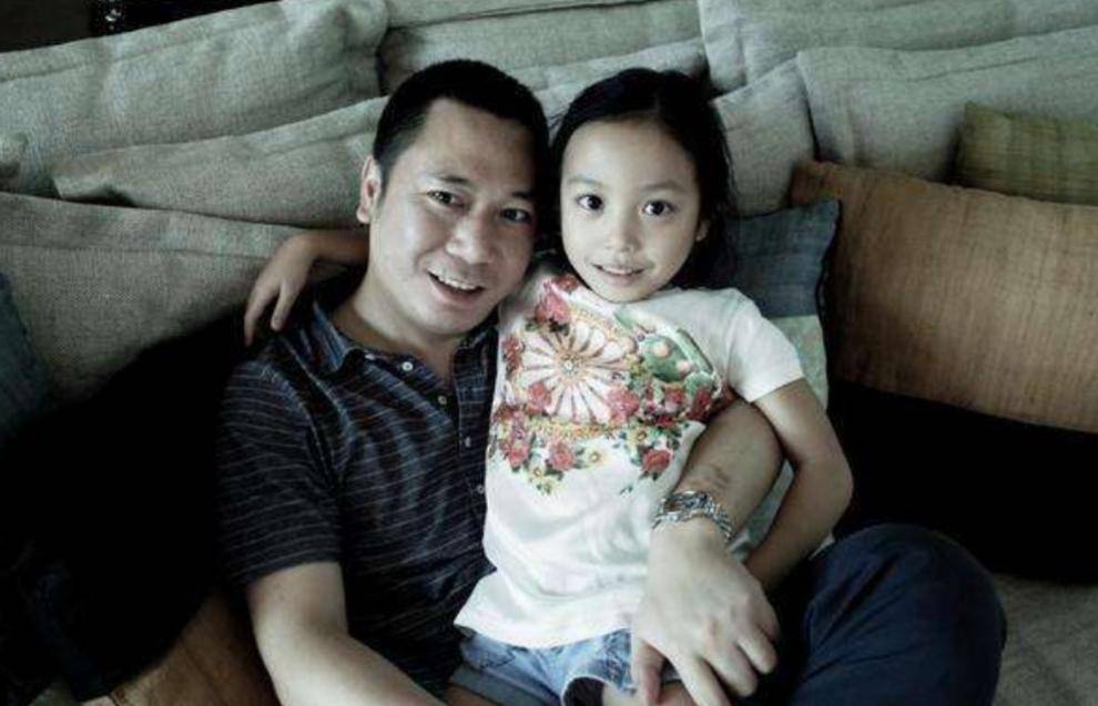 加上他还是黄有龙与初恋所生的孩子,并非赵薇的亲生儿子,所以小宝此前