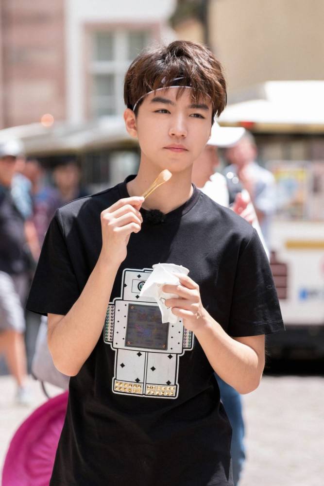 同为99年的男明星,宋威龙都拍吻戏了,而王俊凯还在过儿童节?