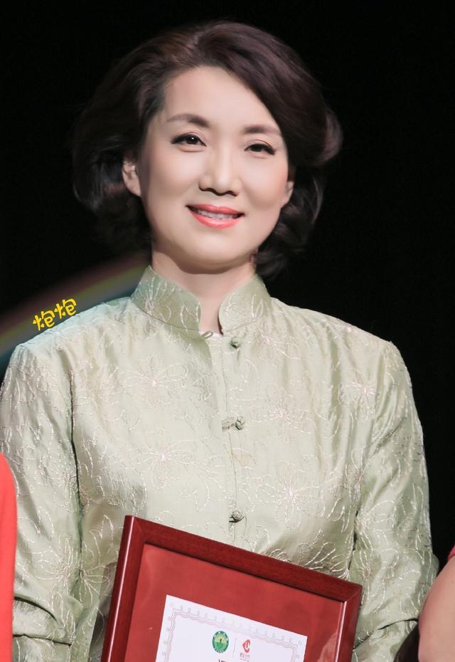 央视国脸李修平现身活动57岁只化淡妆仍优雅玉手镯彰显贵气