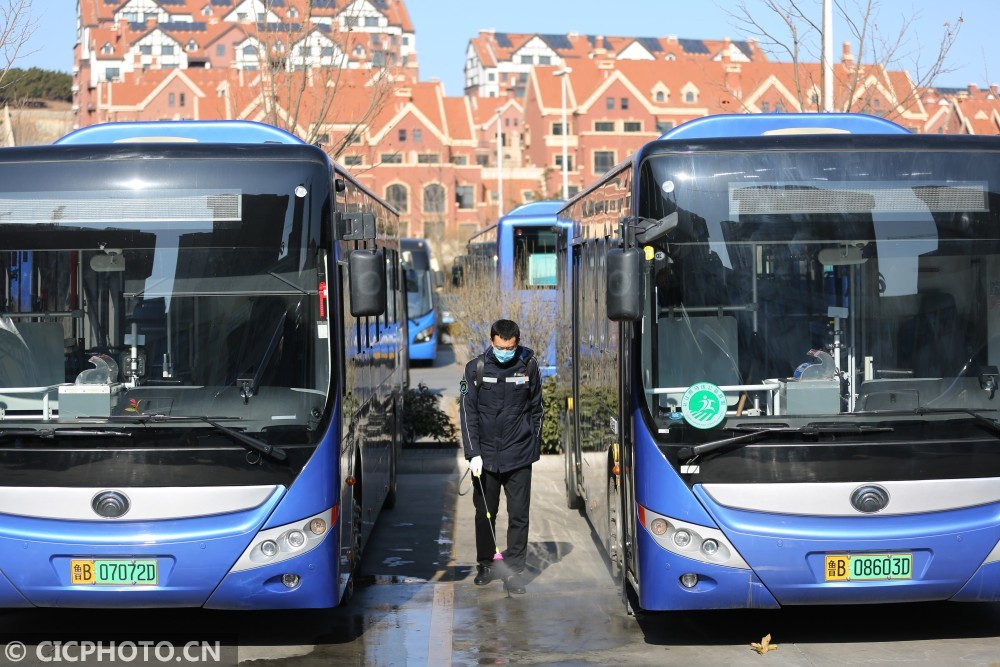 2020年2月5日,于义睦在公交线路终点站为公交场站消毒.