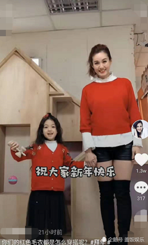 许久未露面的小泡芙,看起来变化很大,不仅五官长开更像妈妈,而且个子