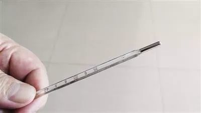 夹紧 时间为 5-10分钟 将体温计 消毒后涂上润滑油 然后插入肛门 时间