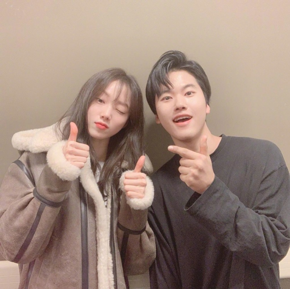 李圣经与好友合照,身穿条纹t恤搭羊毛绒外套出镜,羡慕皮肤状态