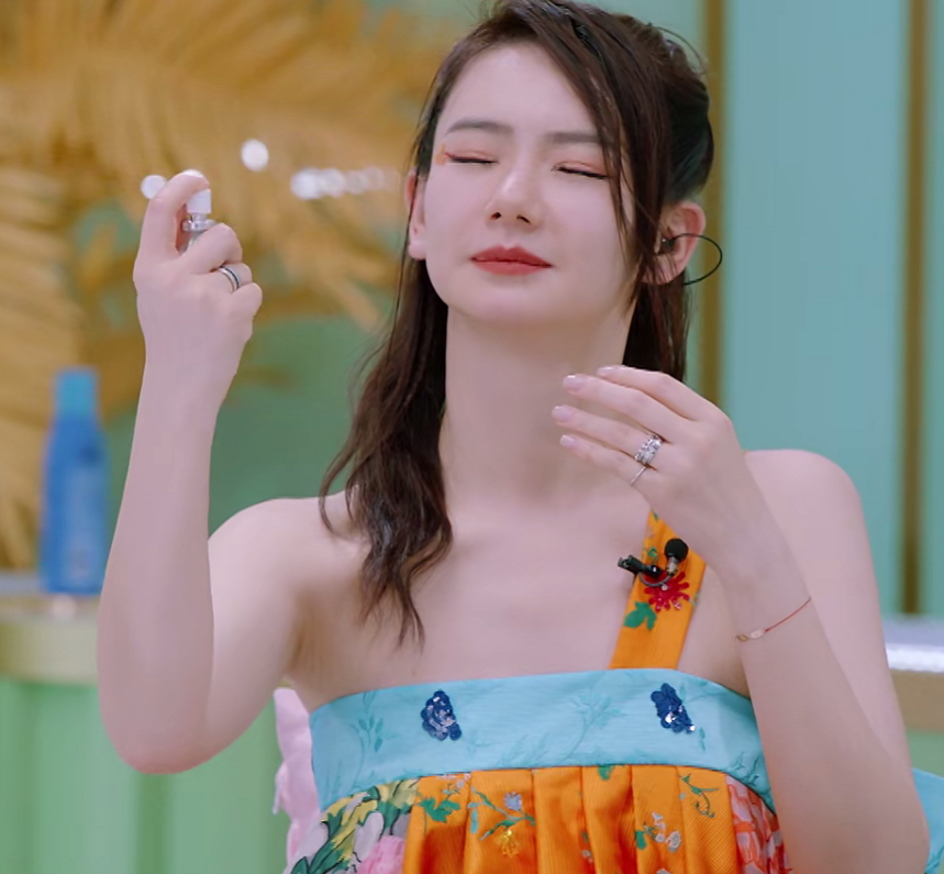 戚薇上节目也太霸气了!直接让镜头怼着脸拍,双眼皮"割痕"很明显