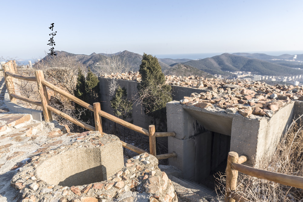 70多年过去了,日本人在炮台山重建的炮台保留下了8个炮位,6栋兵舍,1个