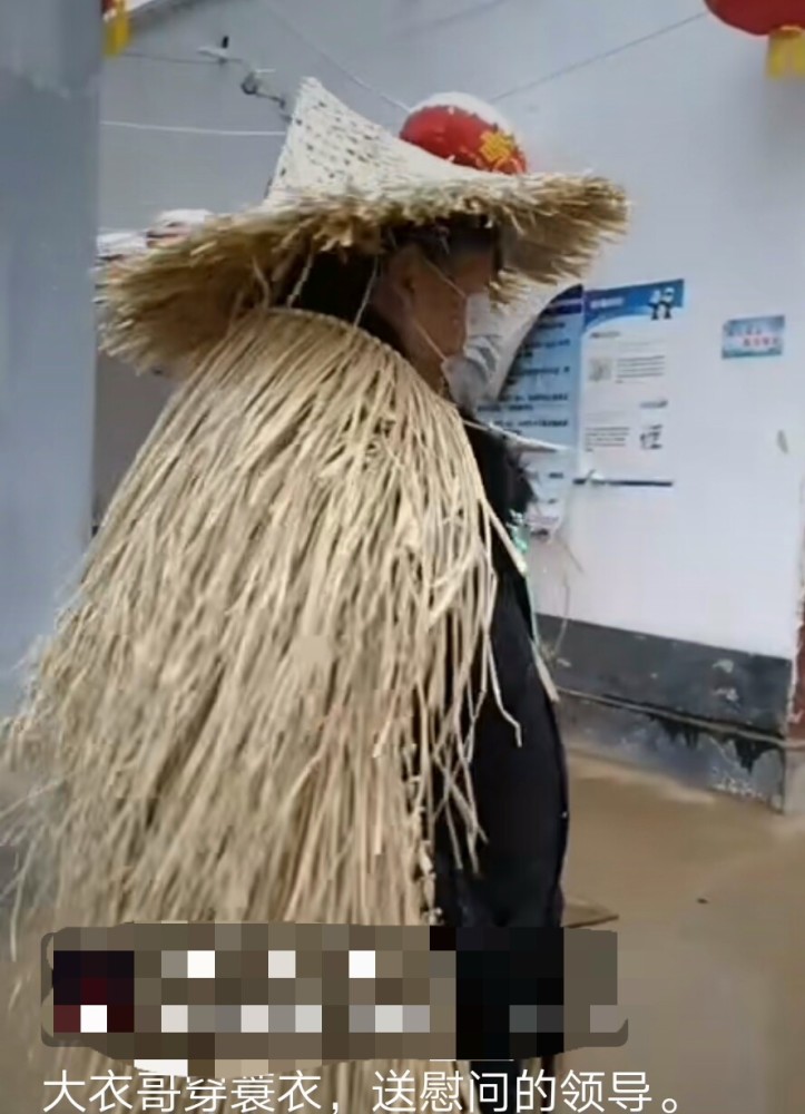 大衣哥穿蓑衣戴斗笠像回古时代有人说蓑衣比衣服整洁