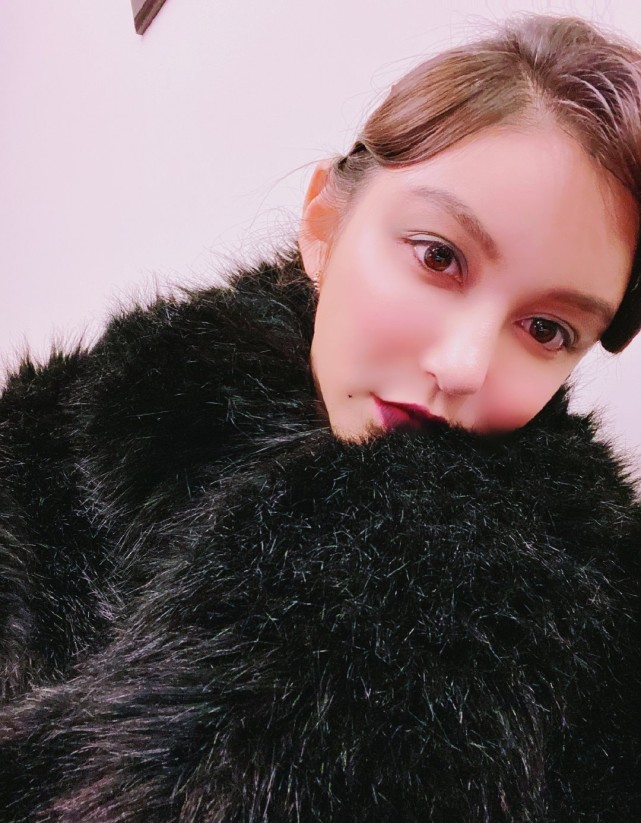 李雨桐官宣后别样秀恩爱,与男友无聊到互化妆容,直言妆后比美输给男友