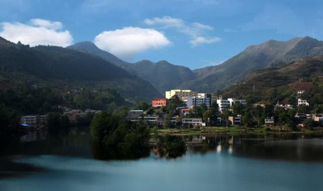 重庆云阳县龙角镇五匹大山似龙汇集于此拥有一个河中岛