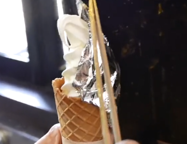 外国这种冰淇淋 贴满24k食用金箔 但价格有点贵 冰淇淋