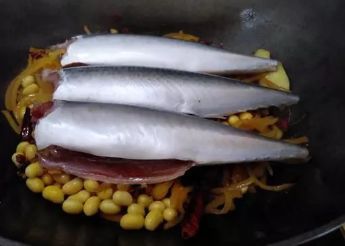 鲅鱼是腥味比较重的一类鱼,用香醋来焖,不但使鱼腥味全除,还会使鱼骨