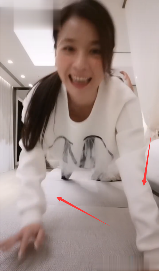 张庭健身惨被丈夫跳舞逗笑瞬间趴倒调侃林瑞阳是胖子 腾讯新闻