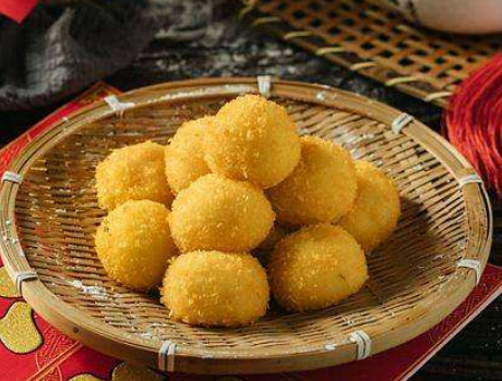 明日元宵节,炸汤圆时别直接下油锅,多加1个步骤,酥糯还不开裂