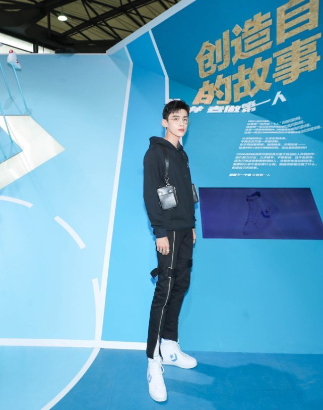 爱鞋如命的白敬亭代言匡威卫衣板鞋黑白配帅气校草级别