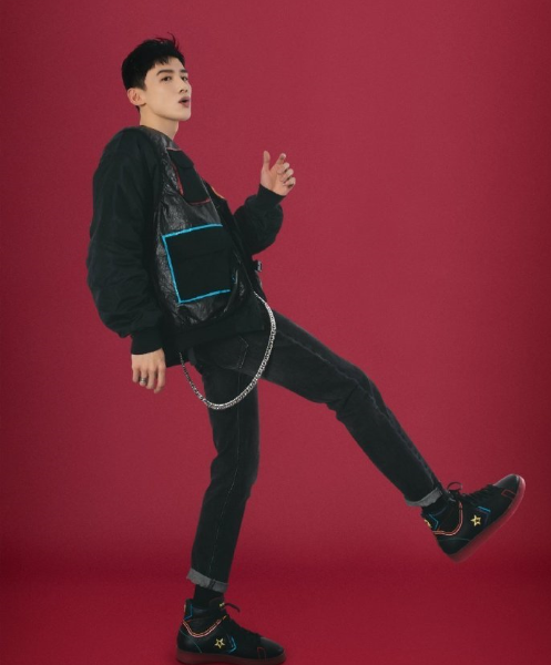 爱鞋如命的白敬亭代言匡威卫衣板鞋黑白配帅气校草级别