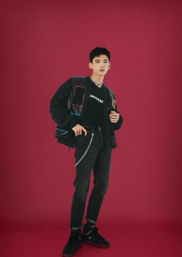 "爱鞋如命"的白敬亭代言匡威,卫衣板鞋黑白配,帅气校草级别