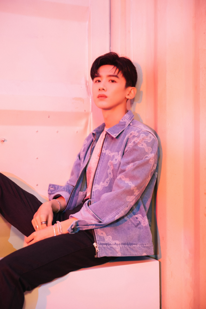 "爱鞋如命"的白敬亭代言匡威,卫衣板鞋黑白配,帅气校草级别