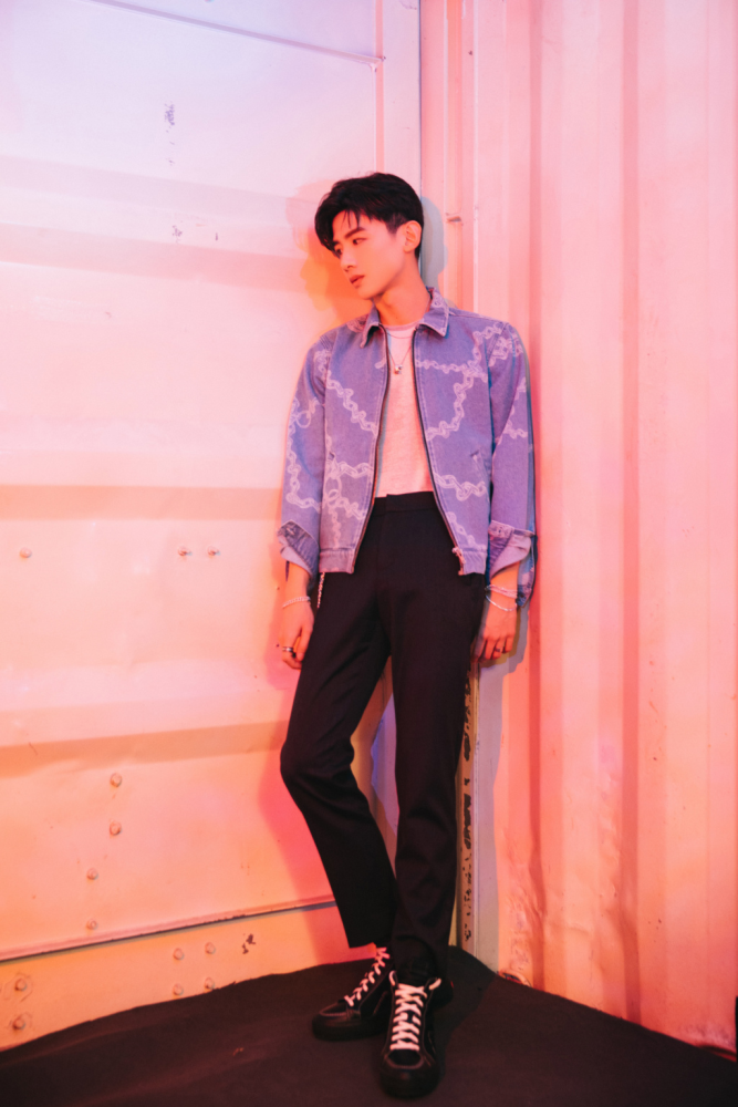 "爱鞋如命"的白敬亭代言匡威,卫衣板鞋黑白配,帅气校草级别