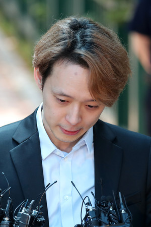 黄荷娜老公"揭她吸毒"中途诡异自杀 3p友人也遭殃68入院抢救中